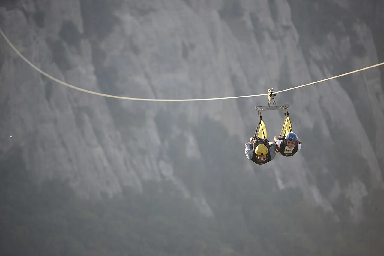 Immagine provvisoria: il cavo del Volo dell'Angelo sopra la valle